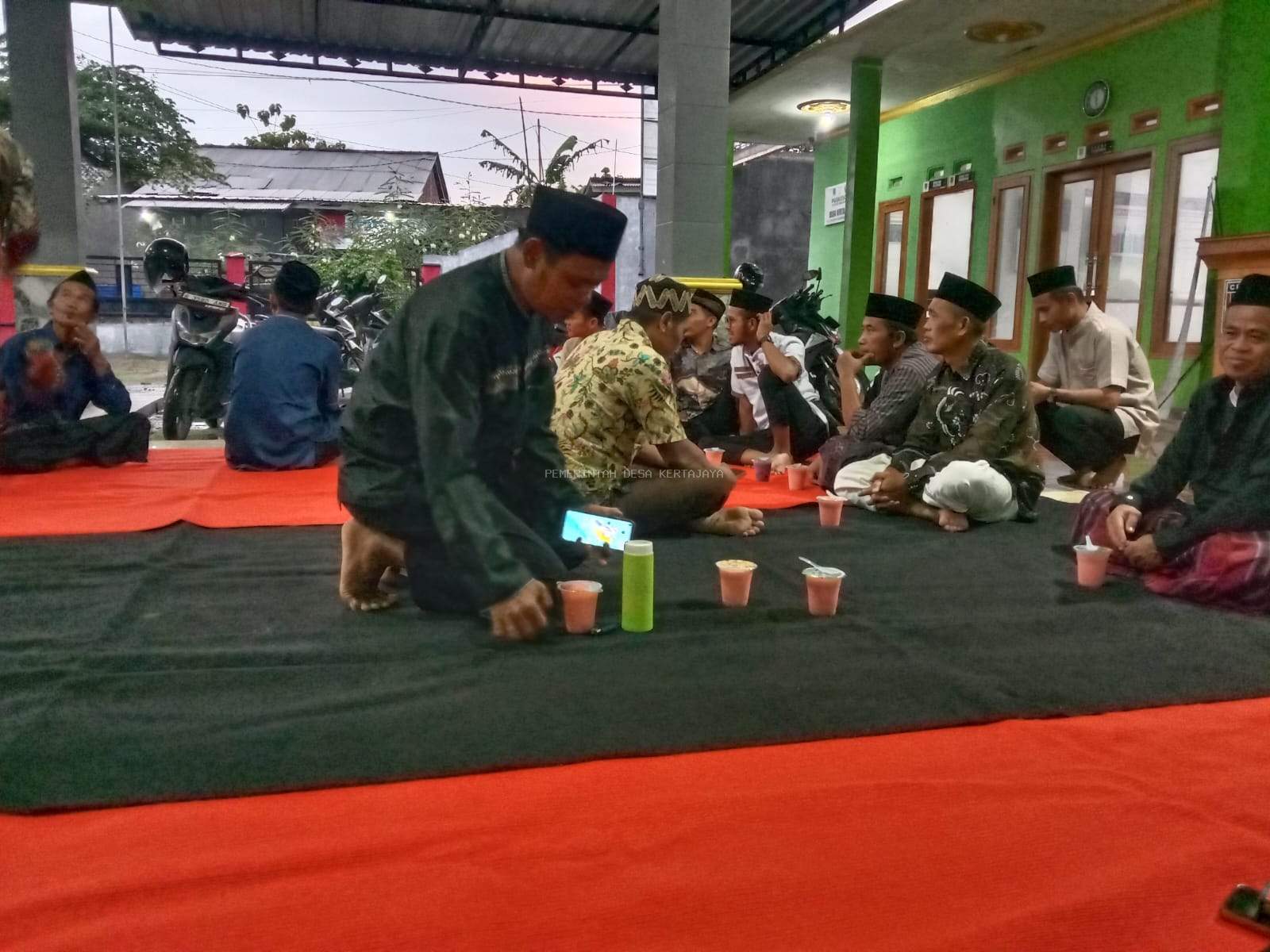 PERERAT SILATURAHMI, PEMDES KERTAJAYA GELAR BUKA BERSAMA DAN TARAWIH BERJAMAAH BERSAMA LEMBAGA DESA
